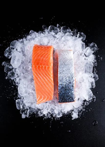 Čerstvé syrové dva filet z lososa na ledě — Stock fotografie