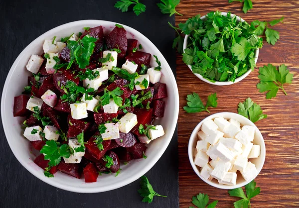 Здоровая свекла, салат из сыра фета с петрушкой — стоковое фото