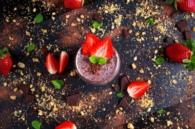 Sağlıklı kahvaltı çikolata berry yulaf Smoothie çilek ile dekore edilmiş ve