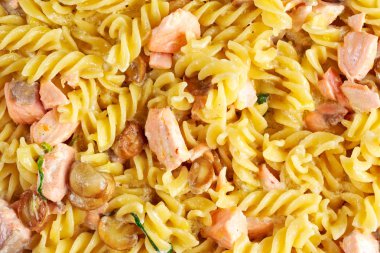 Ev yapımı somon ile lezzetli makarna, mantar, limon, otlar ve peynir arka kapatmak