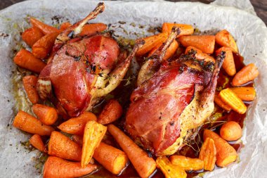 Buruşuk kağıt üzerinde pastırma bir kızartma kuş yemeye hazır.