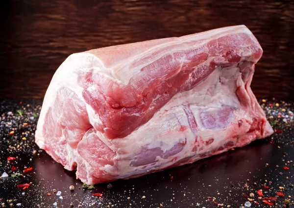 Fresco crudo francese intera carne di maiale T-bone su sfondo erba nera — Foto Stock