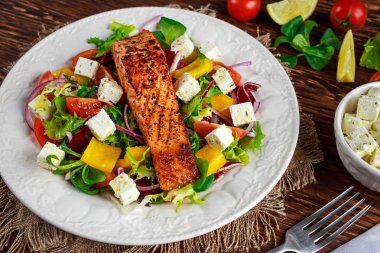 Taze sebze salatası ile kızarmış som balığı biftek. kavram sağlıklı gıda.