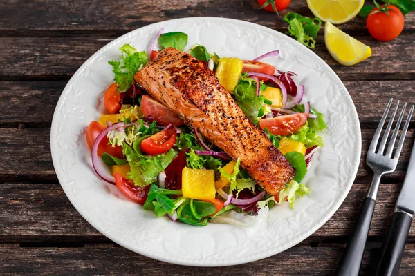 Filete de salmón frito con ensalada de verduras frescas. concepto comida saludable . — Foto de Stock