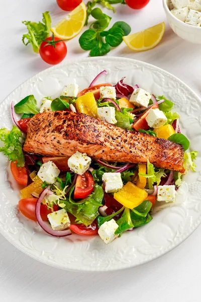 Bife de salmão frito com salada de legumes frescos. conceito alimentos saudáveis . — Fotografia de Stock