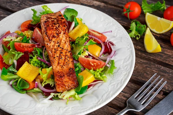 Steak Salmon goreng dengan salad sayuran segar. konsep makanan sehat . — Stok Foto