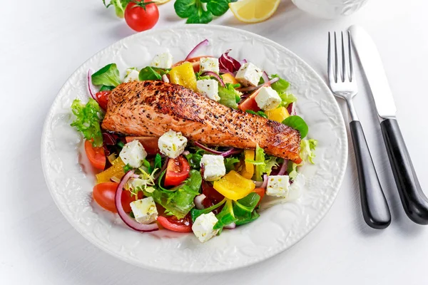 Стейк из жареного лосося с салатом из свежих овощей, сыром фета. концепция здорового питания . — стоковое фото