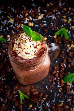 Süslü masada krem şanti ile Hindistan cevizi kahve çikolata güler yüzlü.