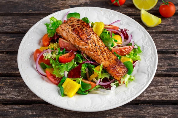 Fried Salmon steak with fresh vegetables salad. concept healthy food. — Stock Photo, Image