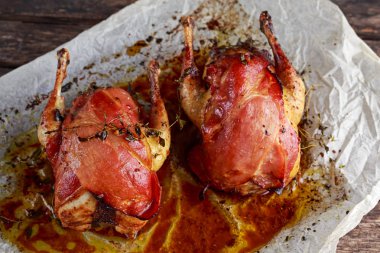 Buruşuk kağıt üzerinde pastırma bir kızartma kuş yemeye hazır.