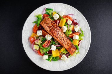 Kızarmış somon steak taze sebze salatası, beyaz peynir. kavram sağlıklı gıda.
