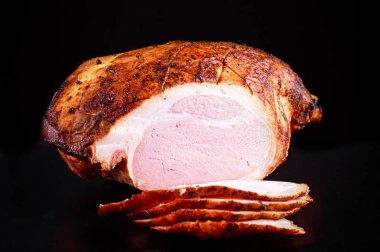 Koyu arka plan üzerine Kavrulmuş Bütün dilimlenmiş jambon