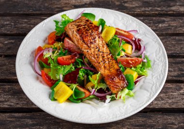 Taze sebze salatası ile kızarmış som balığı biftek. kavram sağlıklı gıda.