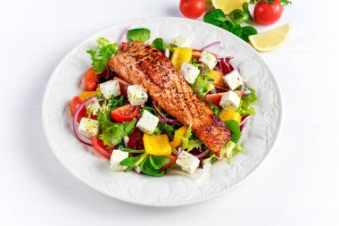 Kızarmış somon steak taze sebze salatası, beyaz peynir. kavram sağlıklı gıda.