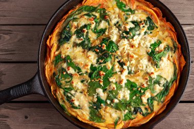 Ev tatlı patates kabuk beyaz peynir ile ıspanak quiche yapılan