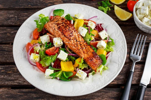 Fried Salmon steak with fresh vegetables salad, feta cheese. concept healthy food. — Stock Photo, Image