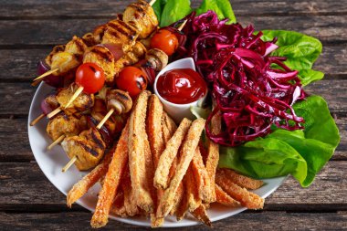 Zerdeçal yoğurt tatlı patates ve sebze ile servis Marine tavuk şiş