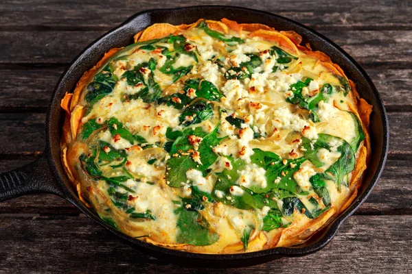 Huisgemaakte quiche spinazie in een korst van de zoete aardappel met fetakaas — Stockfoto