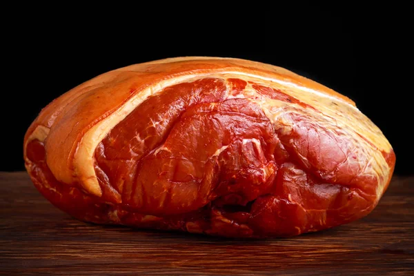 Rå rökt gammon hela ben in. på svarta tavlan bakgrund. — Stockfoto