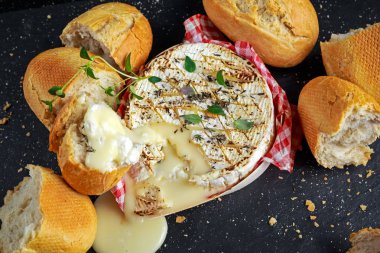 Kekik ve taze ekmek ile ev yapımı pişmiş Camembert peyniri