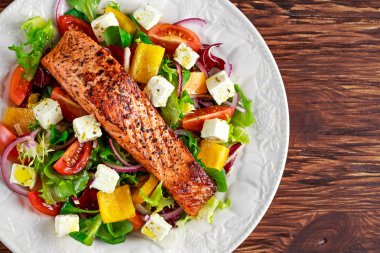 Kızarmış somon steak taze sebze salatası, beyaz peynir. kavram sağlıklı gıda.