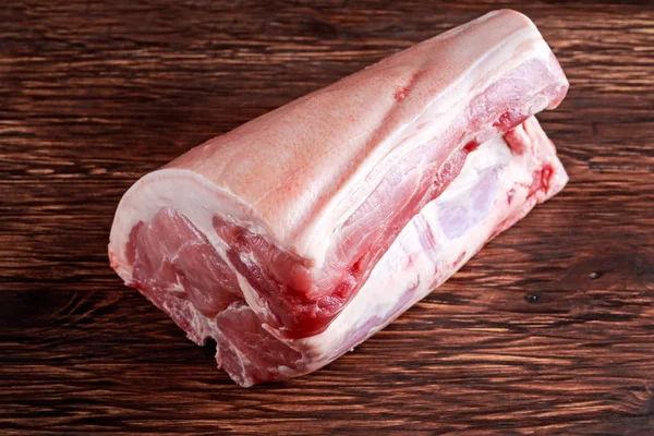 Frisches rohes französisches Ganzschwein-T-Bone auf Holzplatte. — Stockfoto