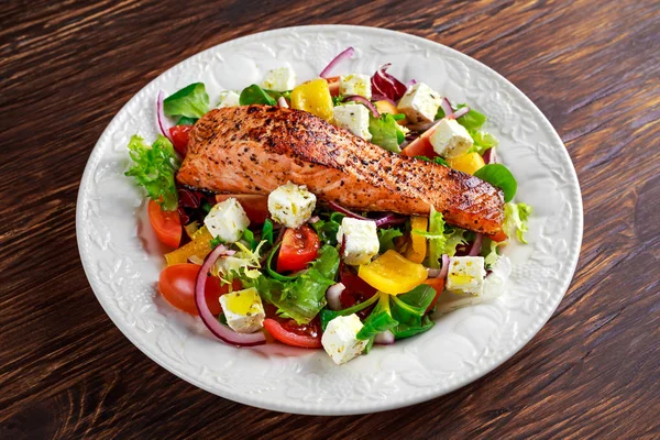 Стейк из жареного лосося с салатом из свежих овощей, сыром фета. концепция здорового питания . — стоковое фото