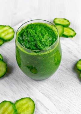 Lahana, salatalık, limon, elma, beyaz tahta üzerine maydanoz taze yeşil yüzlü.