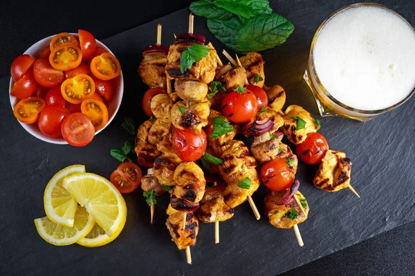 Chicken skewers marinated in turmeric yogurt served with lemon and mint — Stock Photo, Image