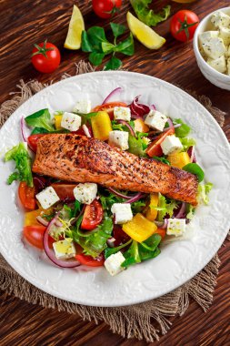 Kızarmış somon steak taze sebze salatası, beyaz peynir. kavram sağlıklı gıda.