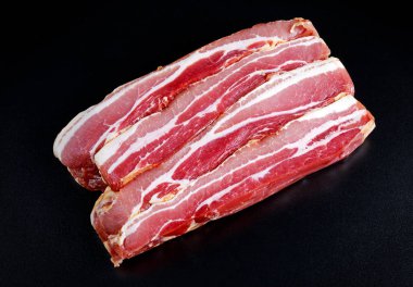 RAW kara tahta arka plan üzerinde çizgili dilimlenmiş pastırma füme