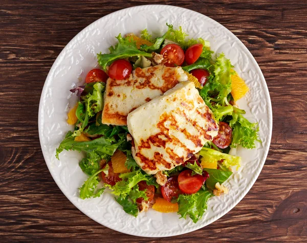 Gegrillter Halloumi-Käsesalat mit Orangen, Tomaten und Salat. gesunde Ernährung — Stockfoto