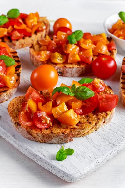 Läckra traditionella tomat bruschetta med färsk basilika på Whiteboard — Stockfoto