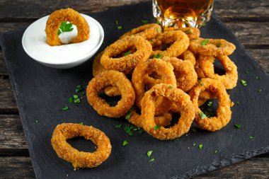 Fried kotletpane soğan halkaları sos ve bira ile