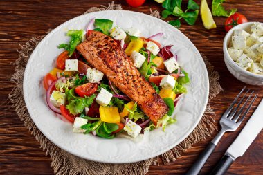 Kızarmış somon steak taze sebze salatası, beyaz peynir. kavram sağlıklı gıda.