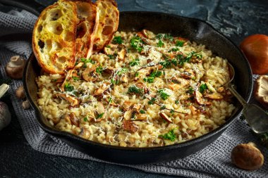 Mantarlı Risotto demir tavada otlar ve parmesan peyniri ile