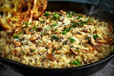Mantarlı Risotto demir tavada otlar ve parmesan peyniri ile