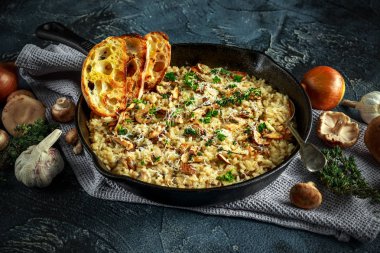 Mantarlı Risotto demir tavada otlar ve parmesan peyniri ile