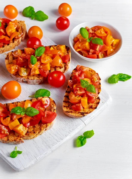 Läckra traditionella tomat bruschetta med färsk basilika på Whiteboard — Stockfoto