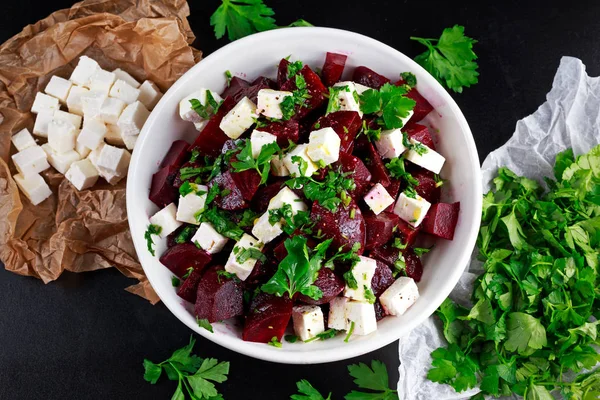 Gesunde Rote Bete, Feta-Käse-Salat mit Petersilie — Stockfoto