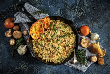 Mantarlı Risotto demir tavada otlar ve parmesan peyniri ile