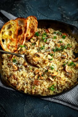 Mantarlı Risotto demir tavada otlar ve parmesan peyniri ile