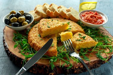 Patates, zeytin, domates, rucola, ekmek ve otlar ile İspanyol klasik tortilla.