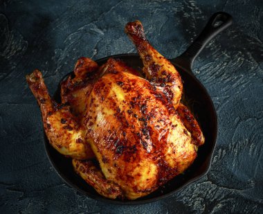 Organik Darıyı ücretsiz aralığı fırın fırında tavuk limon dilimleri ve rosmary ile rustik tavada