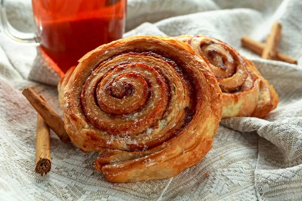 Freshly Baked Traditional Sweet Cinnamon Rolls, Swirl — Stock Photo, Image
