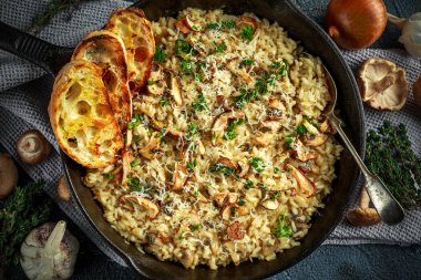 Mantarlı Risotto demir tavada otlar ve parmesan peyniri ile