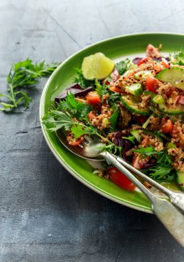 Quinoa tabbouleh salata domates, salatalık yeşil soğan. Kavram sağlıklı gıda