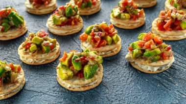 Salsa kanepe kırık meze peynir ile