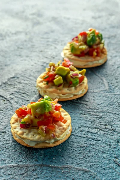 Salsa canape cracker przekąski z miękkimi serem — Zdjęcie stockowe