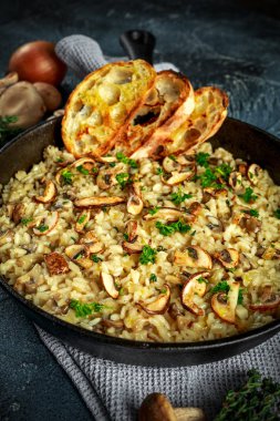 Mantarlı Risotto demir tavada otlar ve parmesan peyniri ile